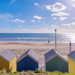 Self-contained Flat, Off Street Parking Close To Town And Bournemouth