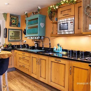 https://1-bed-lux-garden-flat-central-bournemouth-parking.bournemouth-hotels.org